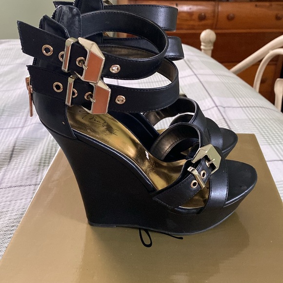 Never worn black wedges - Picture 2 of 6